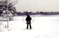 Jeugdjournaal - Skiën met een grote propeller op je rug