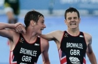 Paralympics - Triatlonbroers helpen elkaar