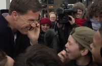 Jeugdjournaal - Premier Rutte haalt grap uit met kinderen
