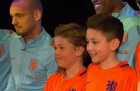 Jeugdjournaal - Zieke Kenney (11) voetbalt met spelers van Oranje