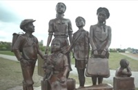 Jeugdjournaal - Klas herdenkt Tweede Wereldoorlog bij eigen monument